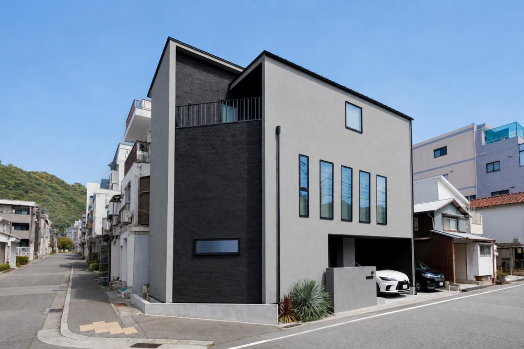 WHALE HOUSEの施工事例「光が巡る吹抜けLDKとガレージのある3階建て住宅」の外観写真